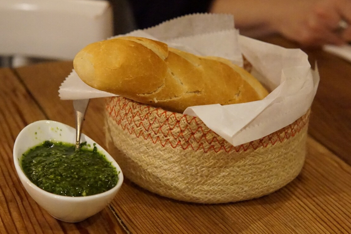 ltalian bread and pesto sauce